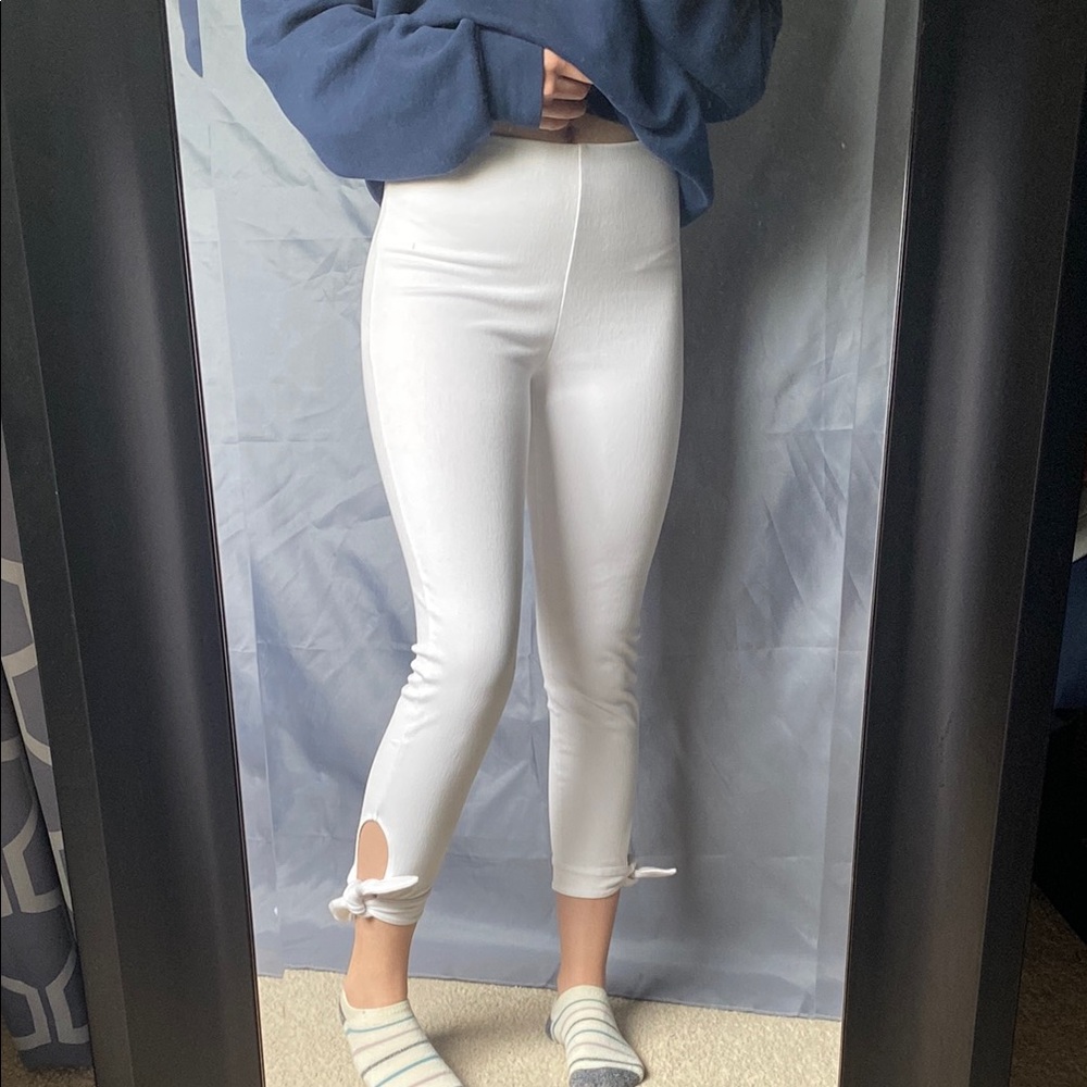 ADORABLE Lyssé New York Small White Cotton Capri Pants With Little Ties